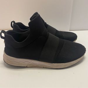 Steve Madden Hueber Black Sneakers size 9.5 slip-on